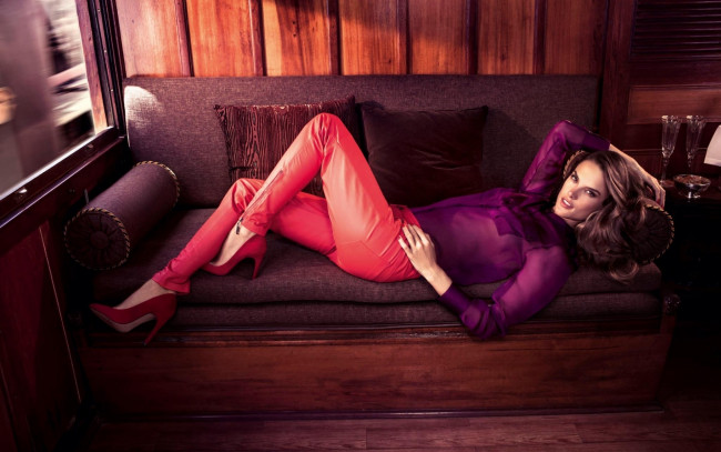 Обои картинки фото Alessandra Ambrosio, девушки, , , диван, блуза, брюки, бокалы, каблуки, окно