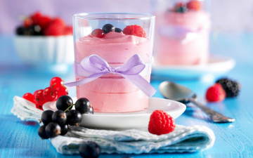 Картинка еда мороженое +десерты смородина малина ягоды молоко коктейль