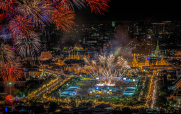 обоя города, бангкок , таиланд, бангкок, панорама, ночь, огни, фейерверк, салют, праздник
