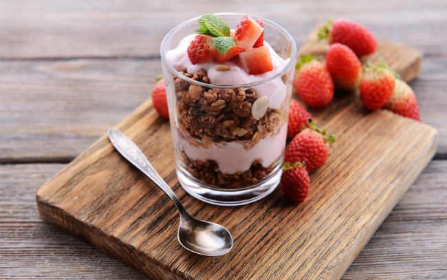 Обои картинки фото еда, мороженое,  десерты, sweet, dessert, strawberry, мюсли, йогурт, клубника, ягоды