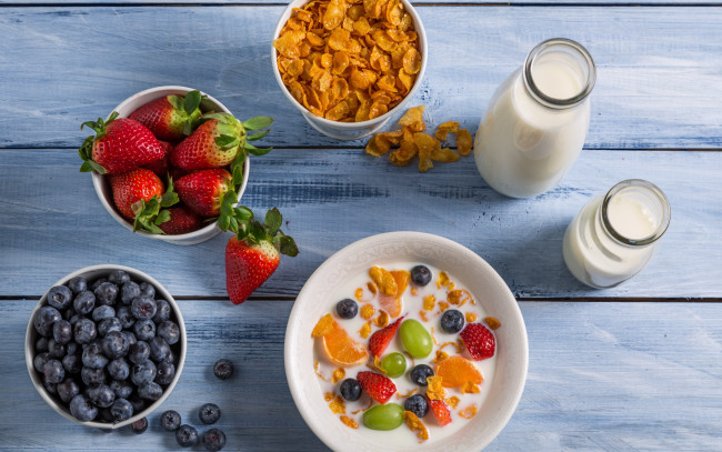 Обои картинки фото еда, мюсли,  хлопья, milk, berries, fresh, клубника, черника, breakfast, ягоды, молоко
