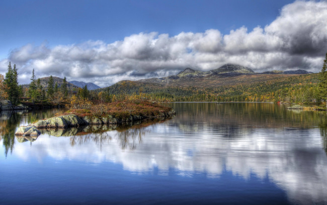 Обои картинки фото природа, реки, озера, озеро, облака, горы, лес, tuddal, норвегия, деревья, камни