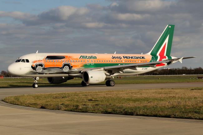 Обои картинки фото a320-216 airbus alitalia, авиация, пассажирские самолёты, авиалайнер