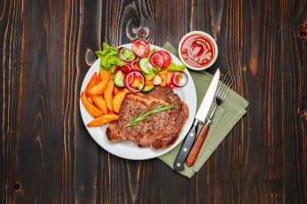 Картинка еда мясные+блюда отбивная розмарин овощи кетчуп соус картофель свинина