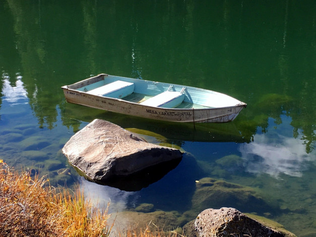 Обои картинки фото корабли, лодки,  шлюпки, река, лодка, камни