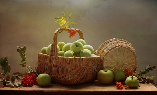Обои картинки фото еда, Яблоки, рябина, натюрморт, август, корзины, яблоки, лето