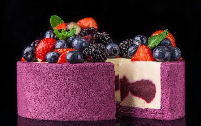 Обои картинки фото еда, торты, ежевика, голубика, клубника, торт, ягоды
