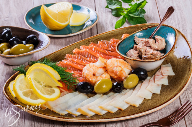 Обои картинки фото еда, рыба,  морепродукты,  суши,  роллы, печень, трески, ассорти, креветки, оливки, лимон