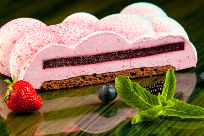 Обои картинки фото еда, торты, разрез, ягоды, крем, торт, клубника, мята, голубика