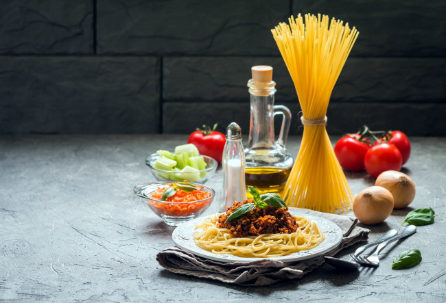 Обои картинки фото еда, макаронные блюда, лук, спагетти, помидоры, томаты