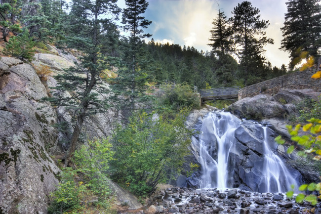 Обои картинки фото природа, водопады, вода, мост, скалы, деревья