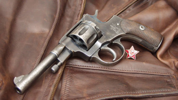 Картинка оружие револьверы значок наган серп и молот звезда револьвер кожанка