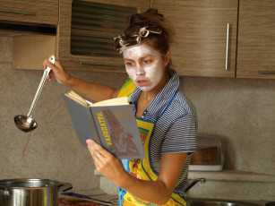 Картинка юмор приколы борщ домохозяйка бигуди книга маска