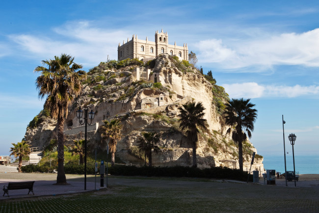 Обои картинки фото tropea, italy, города, улицы, площади, набережные, пальмы, площадь, гора, дворец