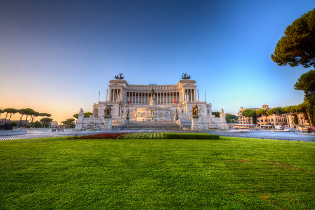 Обои картинки фото altare della patria, города, рим,  ватикан , италия, площадь, лужайка, дворец