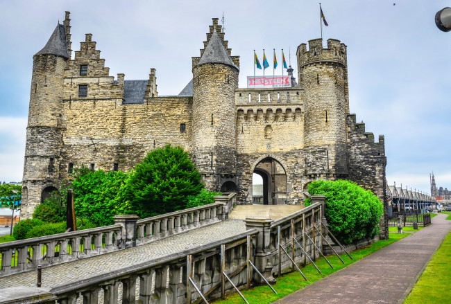 Обои картинки фото het steen castle, города, замки бельгии, стены, замок, дорога, башни