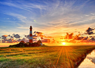 Картинка природа маяки германия трава рассвет поле vesterhever маяк солнце небо горизонт облака