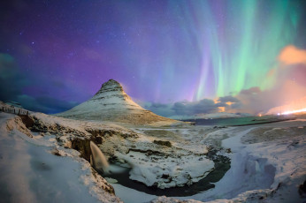 обоя природа, северное сияние, северное, сияние, звезды, небо, ночь, зима, снег, водопад, ручей, гора, kirkjufell, исландия