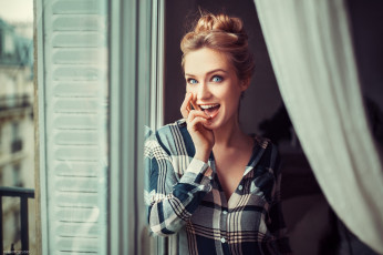 Картинка девушки eva+mikulski рубашка эмоции блондинка модель окно ева микульски
