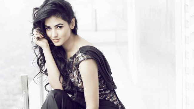 Обои картинки фото sonal chauhan, девушки, sonal, chauhan, девушка, модель, брюнетка, красотка, красавица, актриса, певица, стройная, сексуальная, макияж, поза, взгляд, причёска, знойная, индия