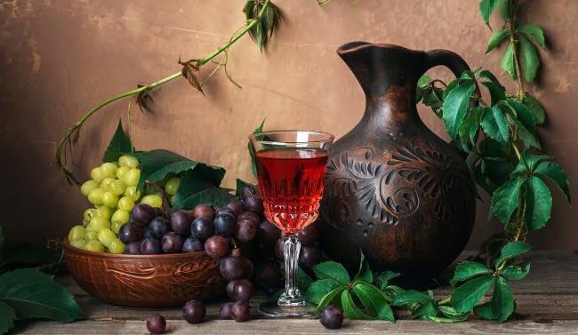 Обои картинки фото еда, виноград, кувшин, бокал, вино, ассорти