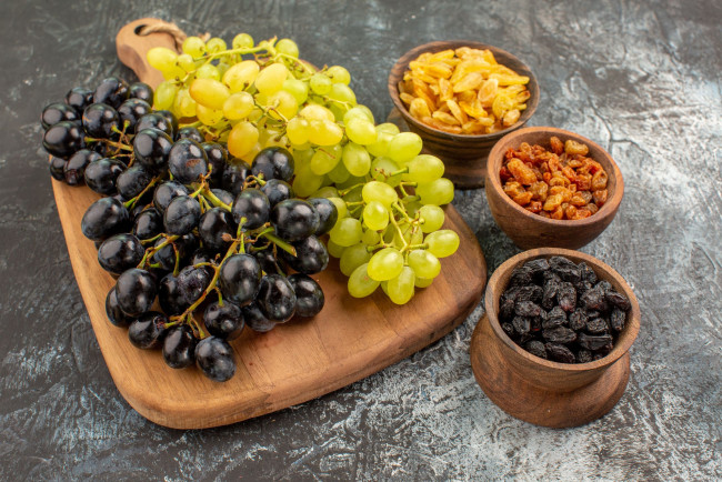Обои картинки фото еда, виноград, изюм, спелый, ассорти