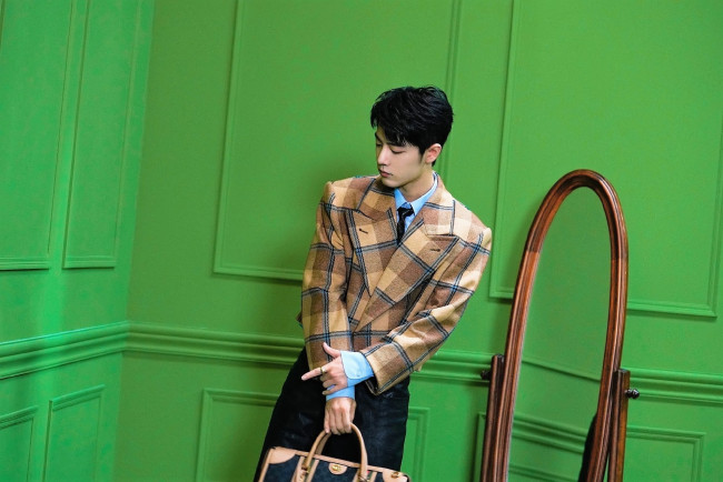 Обои картинки фото мужчины, xiao zhan, актер, пиджак, сумка, зеркало, угол