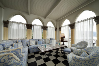 Картинка интерьер веранды террасы балконы тюль арки диваны столик окна