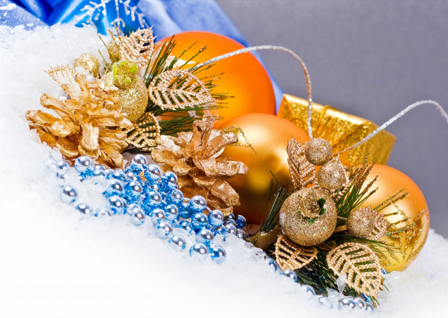 Обои картинки фото праздничные, украшения, шары, шишки, мишура