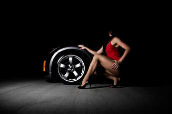 Картинка автомобили авто девушками черный фон девушка колесо
