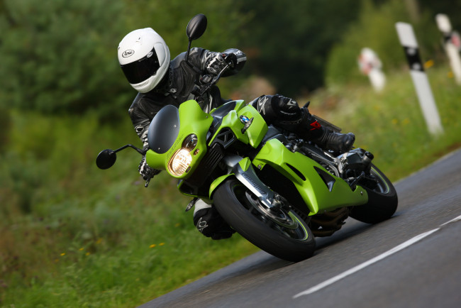Обои картинки фото мотоциклы, bmw, зелень, дорога, мотоциклист, мотоцикл