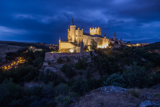 Обои картинки фото catedral de segovia, города, - католические соборы,  костелы,  аббатства, замок, холм, ночь