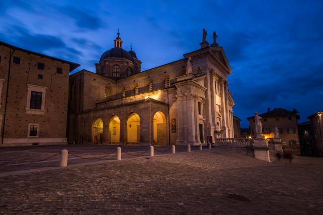 Обои картинки фото cathedral of urbino, города, - католические соборы,  костелы,  аббатства, собор, площадь, ночь