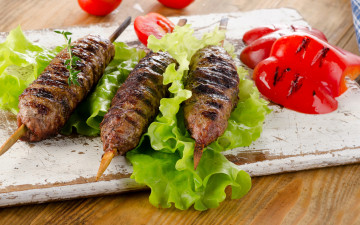 Картинка еда мясные+блюда кебаб с перцем и листьями салата