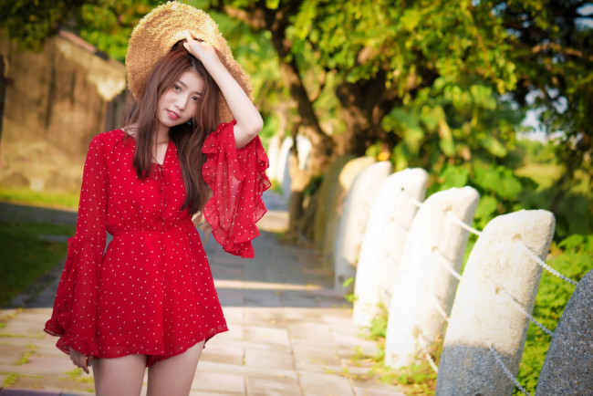 Обои картинки фото девушки, - азиатки, азиатка, шляпа, платье, мини