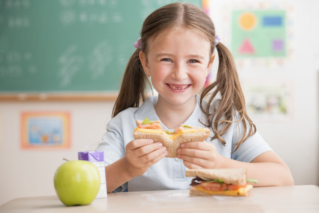Обои картинки фото разное, дети, девочка, бутерброд, яблоко