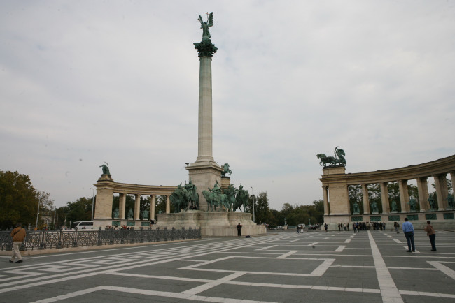 Обои картинки фото будапешт, автор, varvarra, города, венгрия, площадь, колонна, скульптуры