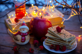 обоя праздничные, угощения, снеговик, печенье, яблоко, лампочки