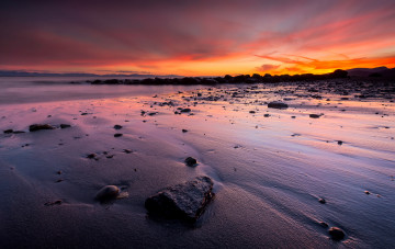 Картинка природа побережье пляж отлив камни горизонт багровый закат океан