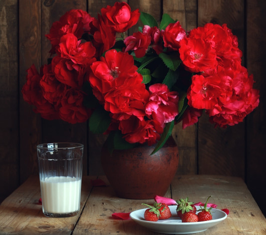 Обои картинки фото еда, натюрморт, розы, клубника, молоко