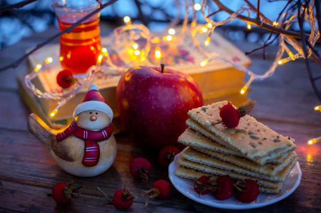 Обои картинки фото праздничные, угощения, снеговик, печенье, яблоко, лампочки