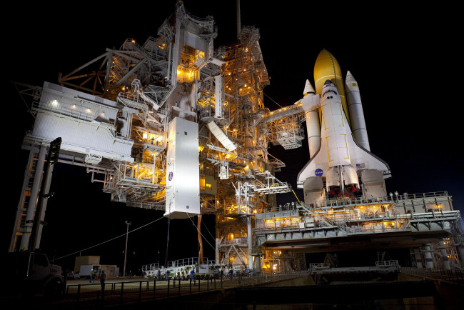 Обои картинки фото space shuttle atlantis, космос, космодромы, стартовые площадки, шаттл