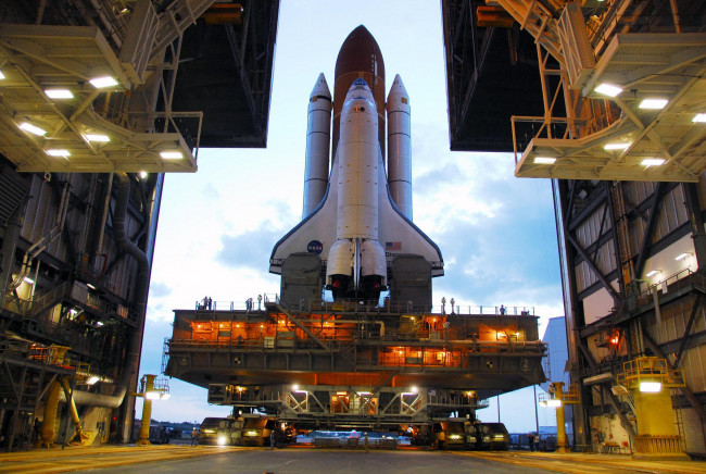 Обои картинки фото space shuttle discovery, космос, космодромы, стартовые площадки, шаттл