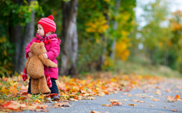 Картинка разное дети девочка шапка куртка мишка осень листья