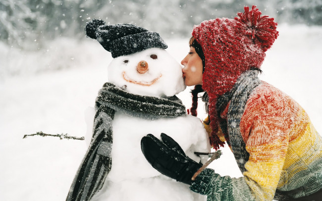 Обои картинки фото , девушки, снеговик, зима, поцелуй