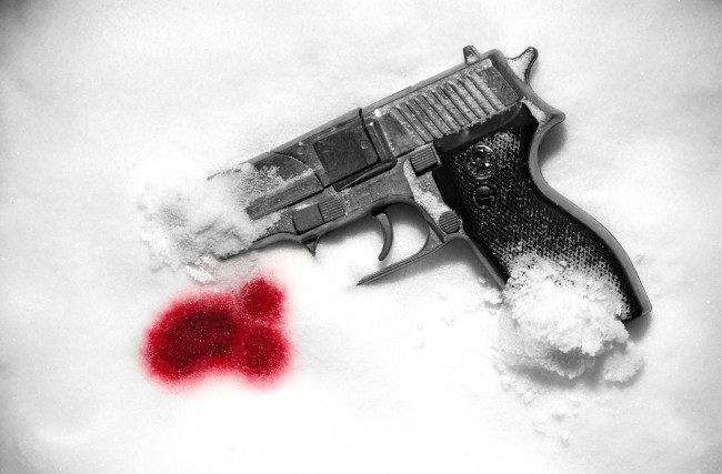 Обои картинки фото оружие, пистолеты, снег, пистолет, кровь