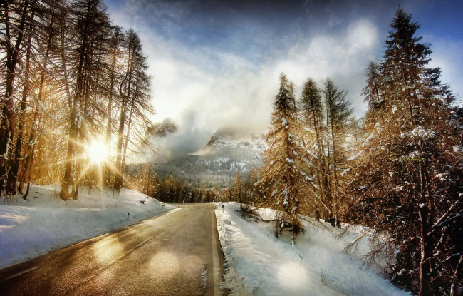 Обои картинки фото природа, зима, лучи, дорога, лес, горы, солнце, снег