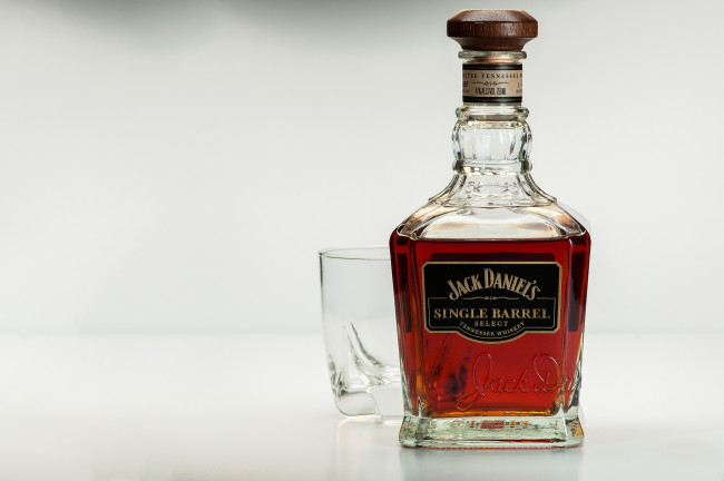 Обои картинки фото jack daniel’s, бренды, jack daniel`s, бутылка, стакан, виски, алкоголь