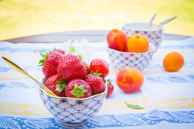Обои картинки фото еда, фрукты,  ягоды, клубника, абрикосы