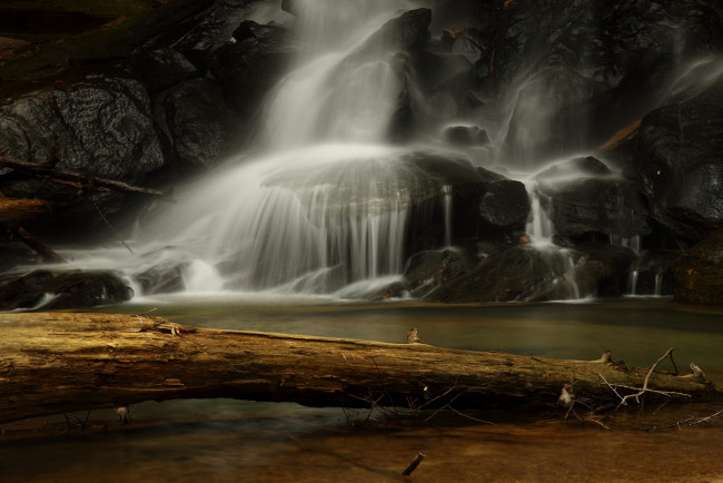 Обои картинки фото природа, водопады, бревно, скалы, река, водопад